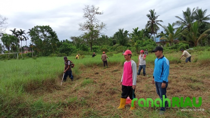 Wujudkan Rasa Kepedulian, Camat Gaung Ajak warga Gotong royong lapangan Sepak Bola
